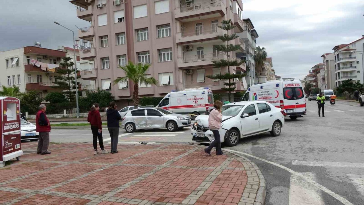Manavgat’ta 2 otomobil çarpıştı: 1 yaralı