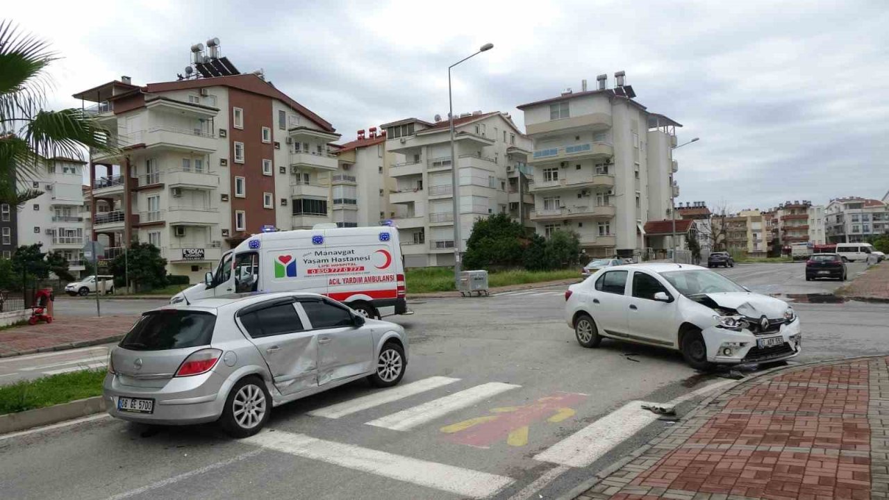 Manavgat’ta 2 otomobil çarpıştı: 1 yaralı
