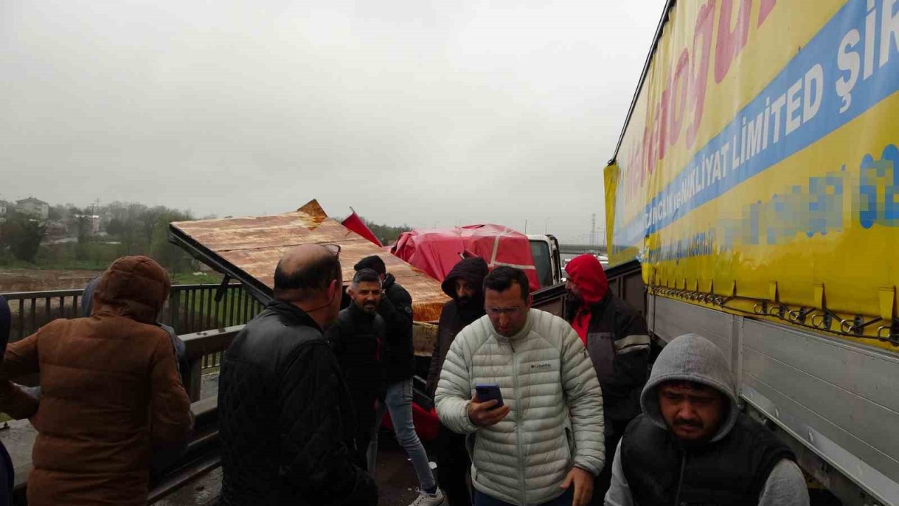 Çekmeköy’de art arda iki kaza: Tır ve kamyonet birbirine girdi