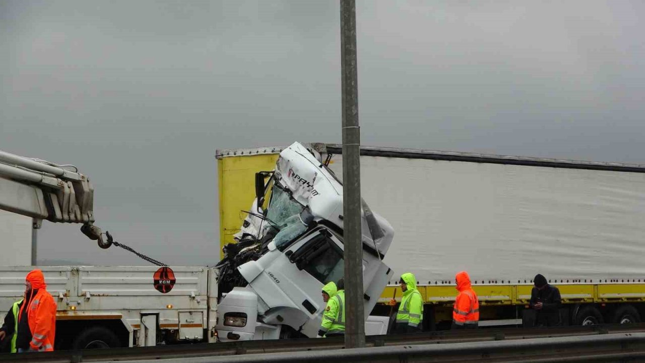 Çekmeköy’de art arda iki kaza: Tır ve kamyonet birbirine girdi