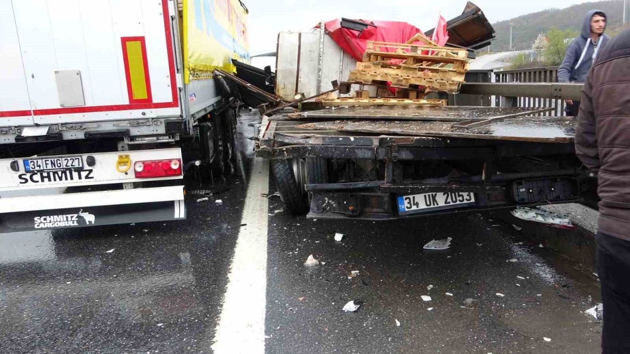 Çekmeköy’de art arda iki kaza: Tır ve kamyonet birbirine girdi