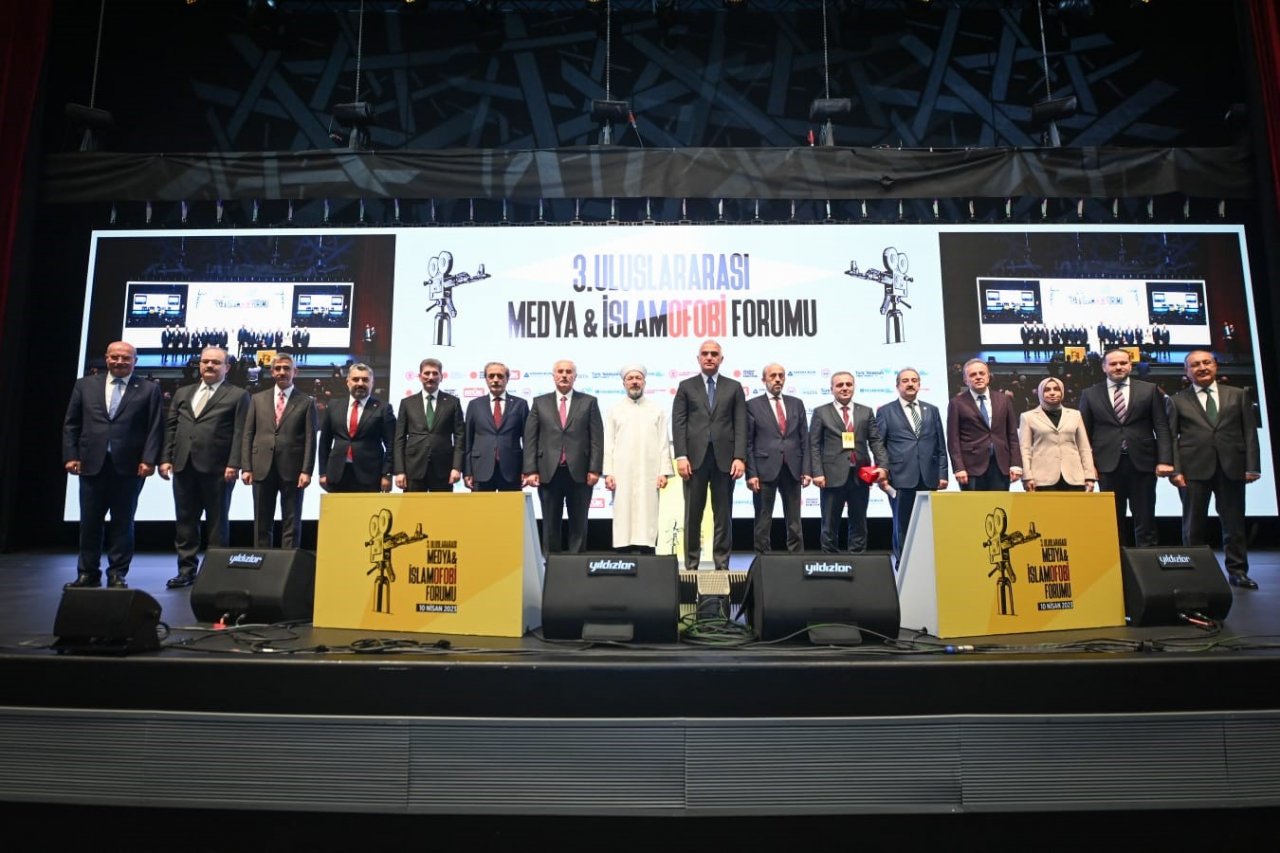 Bakan Ersoy: "Kimsenin inancımıza hakaret etmesine izin vermeyiz"