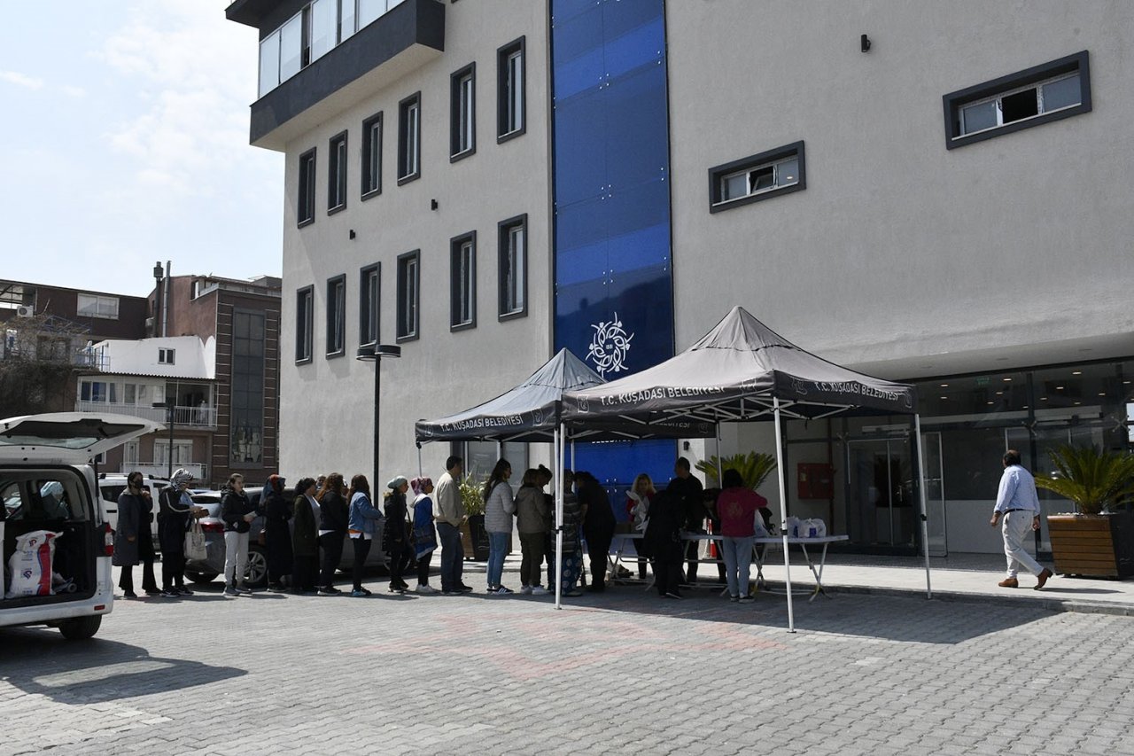 Kuşadası Belediyesi beslenme desteğini sürdürüyor