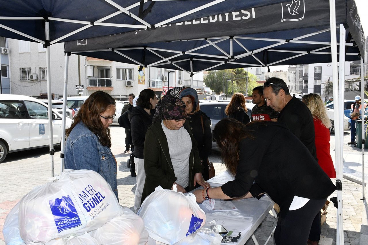 Kuşadası Belediyesi beslenme desteğini sürdürüyor