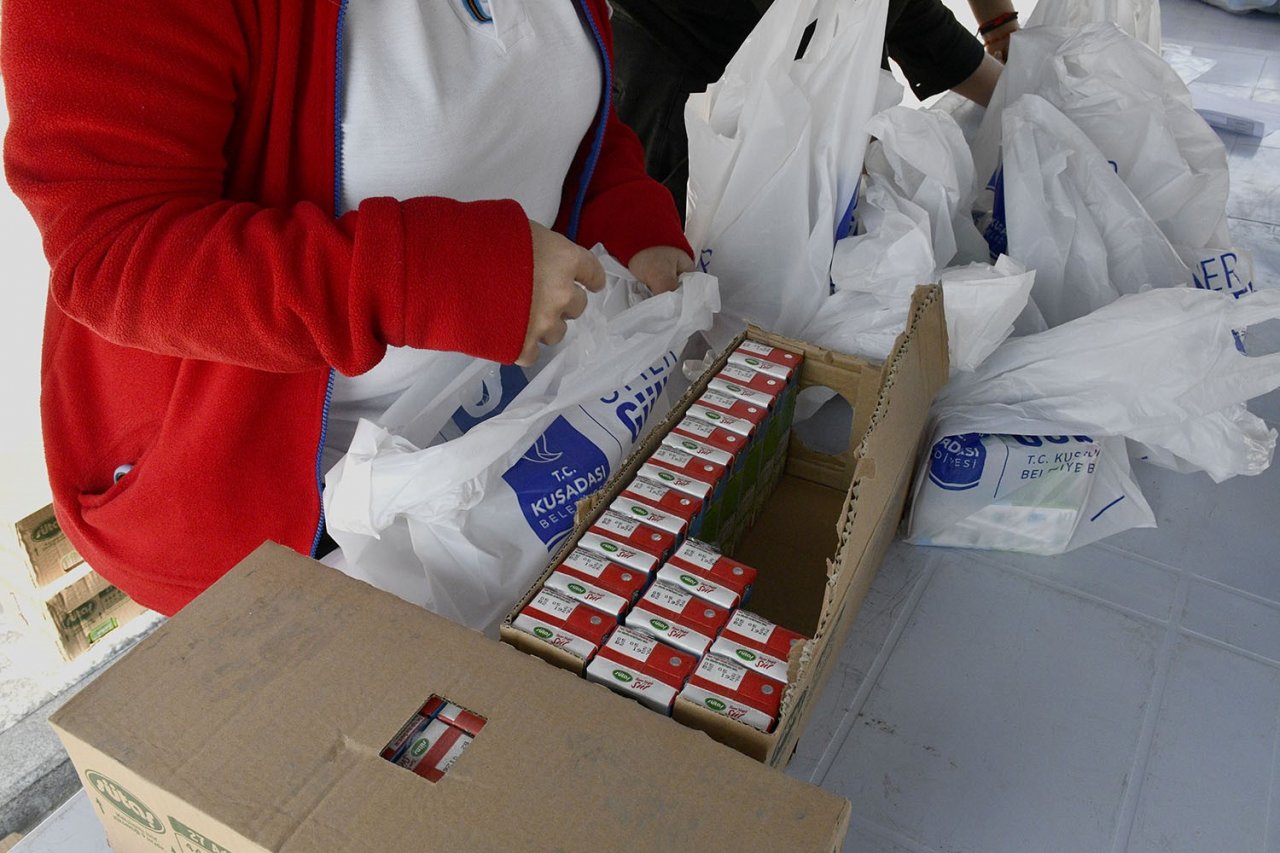 Kuşadası Belediyesi beslenme desteğini sürdürüyor
