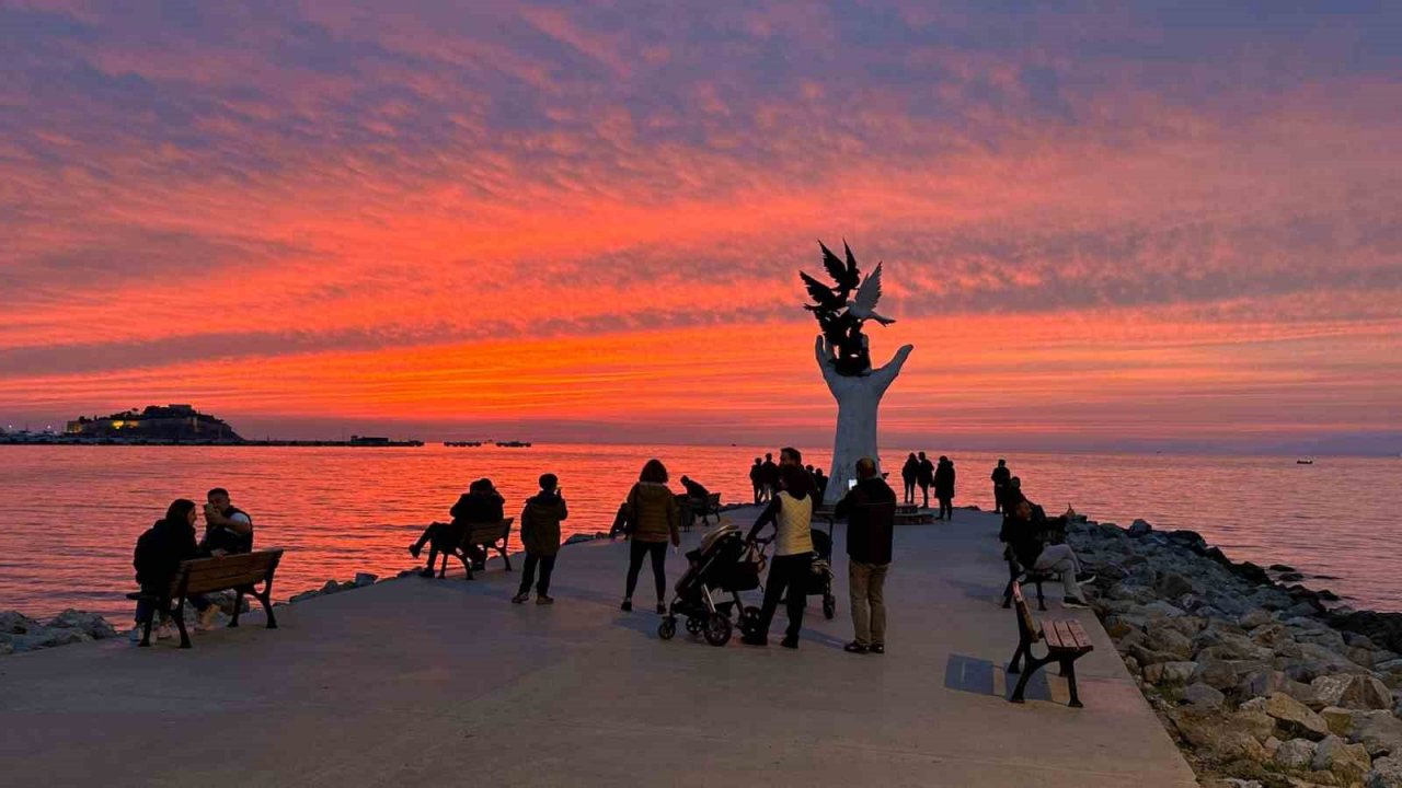 Kuşadası’nda gün batımı izleyenleri mest etti