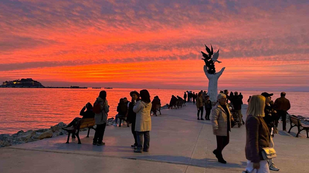 Kuşadası’nda gün batımı izleyenleri mest etti