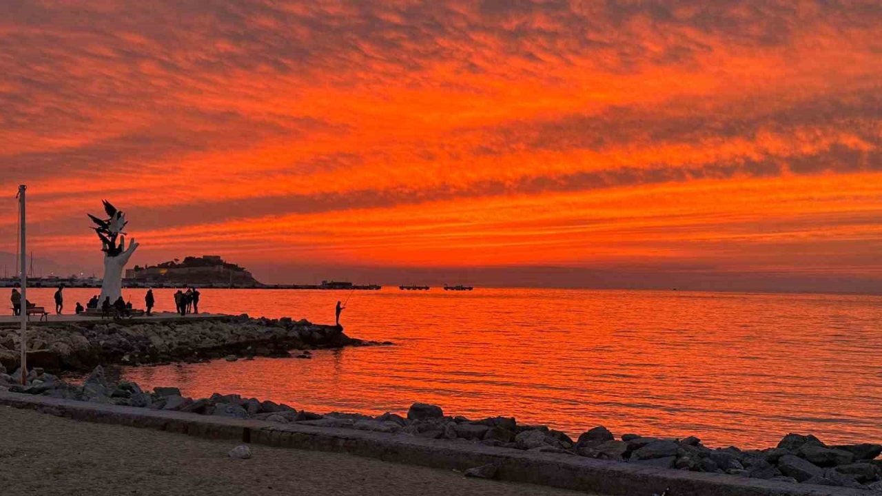 Kuşadası’nda gün batımı izleyenleri mest etti