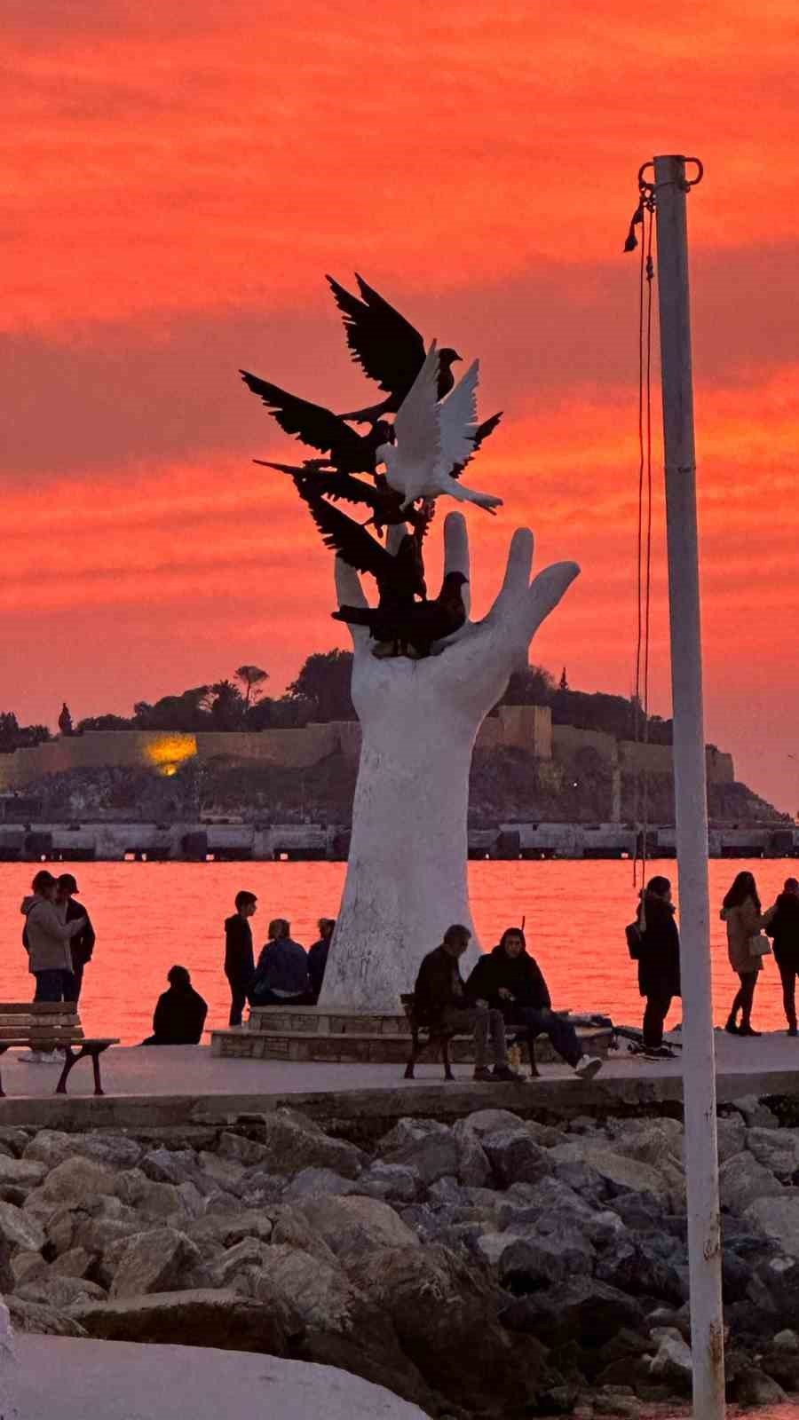 Kuşadası’nda gün batımı izleyenleri mest etti