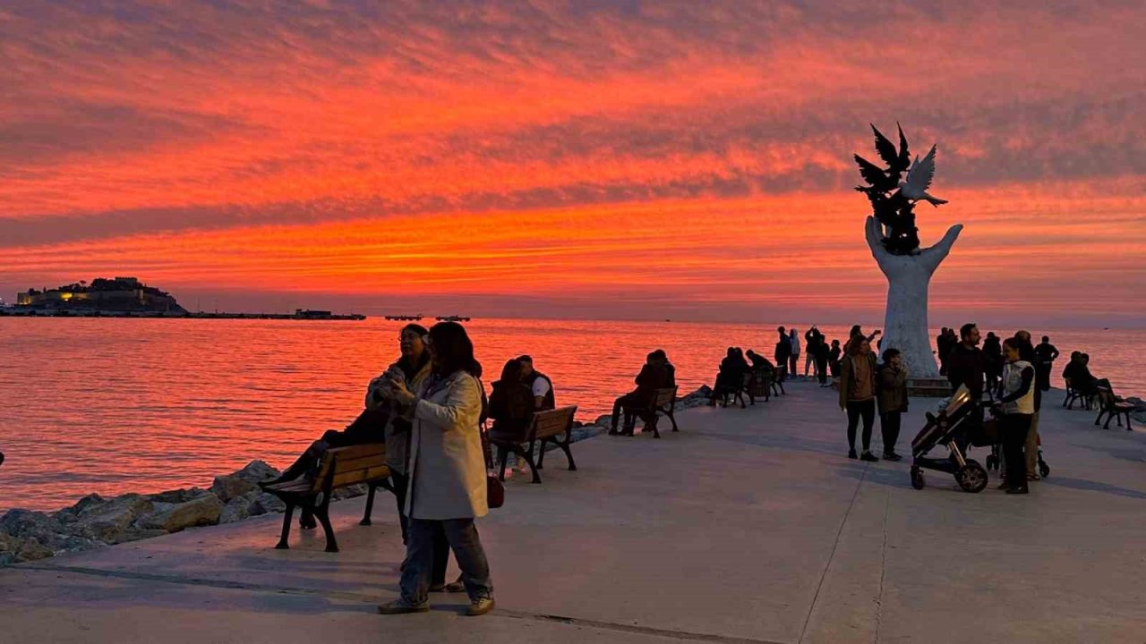 Kuşadası’nda gün batımı izleyenleri mest etti