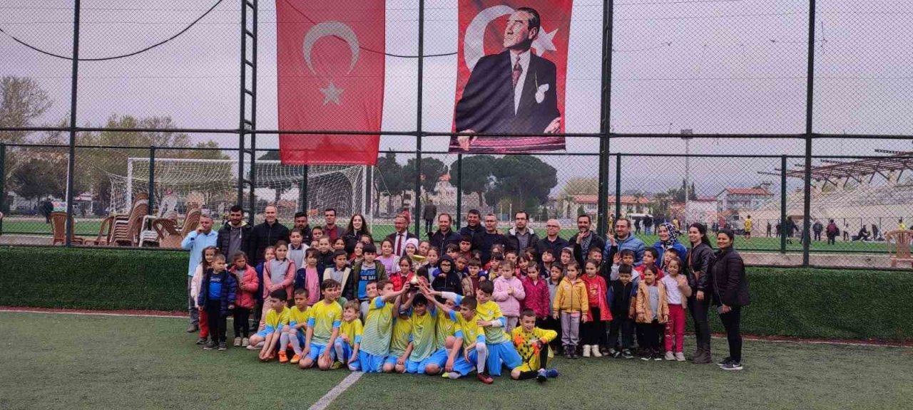 Sarıgöl’de ilkokullar arası futbol turnuvasının şampiyonu Tırazlar oldu