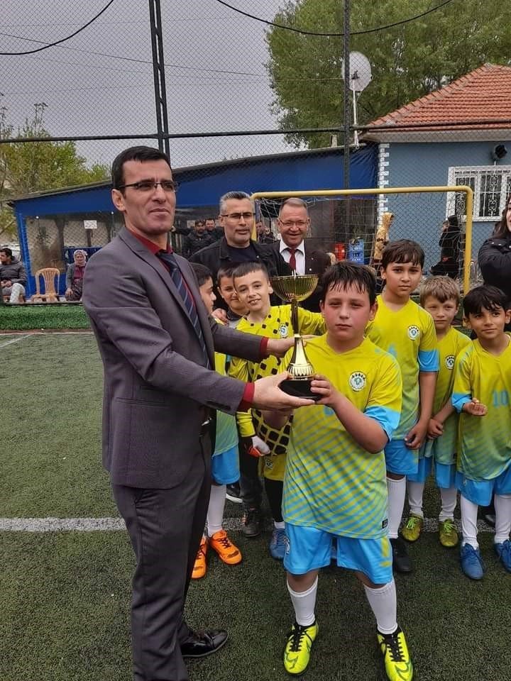 Sarıgöl’de ilkokullar arası futbol turnuvasının şampiyonu Tırazlar oldu