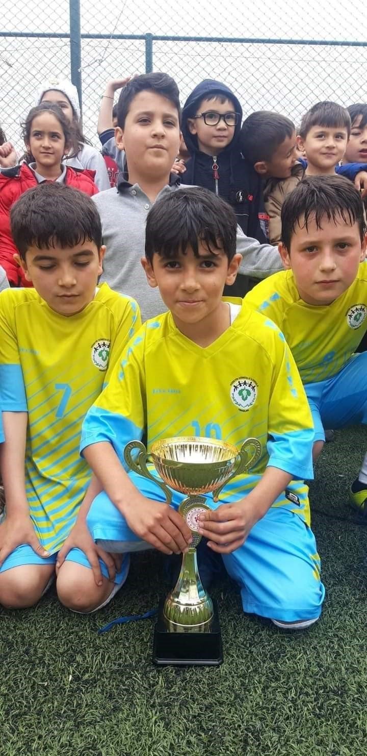 Sarıgöl’de ilkokullar arası futbol turnuvasının şampiyonu Tırazlar oldu