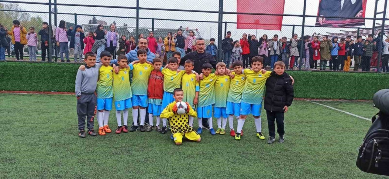 Sarıgöl’de ilkokullar arası futbol turnuvasının şampiyonu Tırazlar oldu
