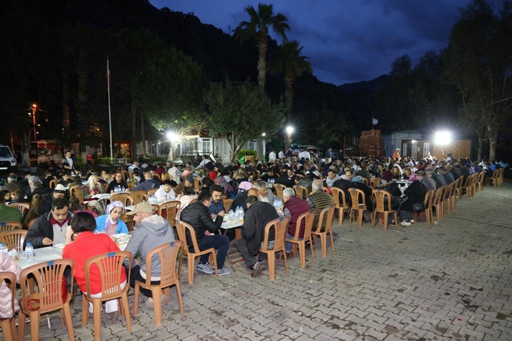 Marmaris’te iftar sofraları vatandaşları buluşturuyor