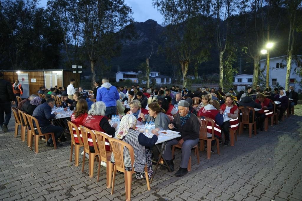 Marmaris’te iftar sofraları vatandaşları buluşturuyor