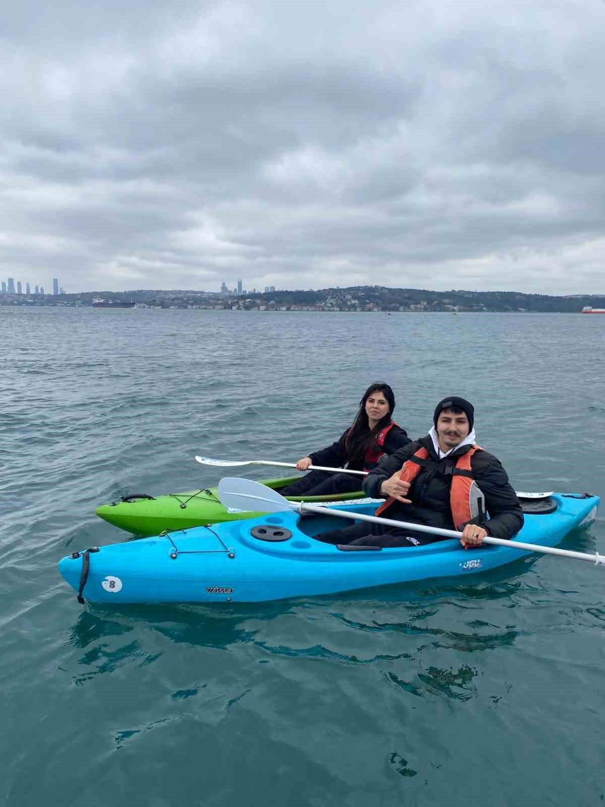 Kano meraklısı vatandaşlar İstanbul Boğazı’nın serin sularında manzaranın tadını çıkarıyor