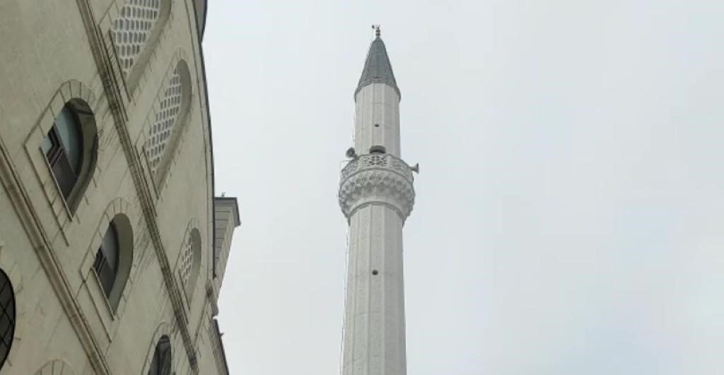 Nusaybin’de minareye isabet eden yıldırım kameraya yansıdı