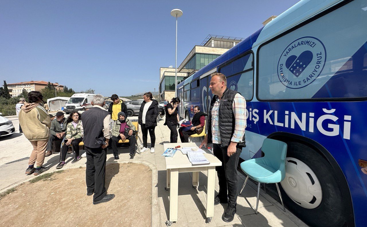 Mobil diş kliniği 2 bin 150 depremzedeye ulaştı