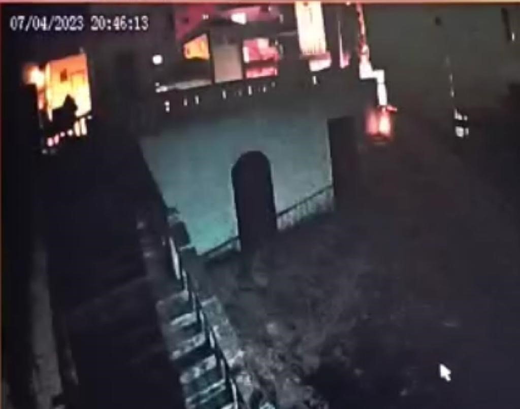 Nusaybin’de minareye isabet eden yıldırım kameraya yansıdı