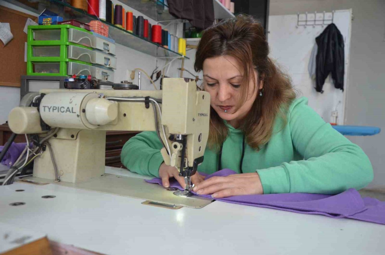 Atık kumaşları kıyafete dönüştürüp, 4’te bir fiyatına satıyor