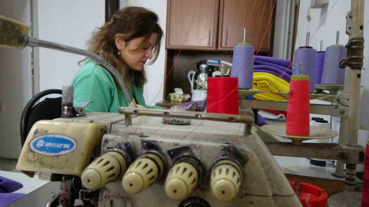 Atık kumaşları kıyafete dönüştürüp, 4’te bir fiyatına satıyor