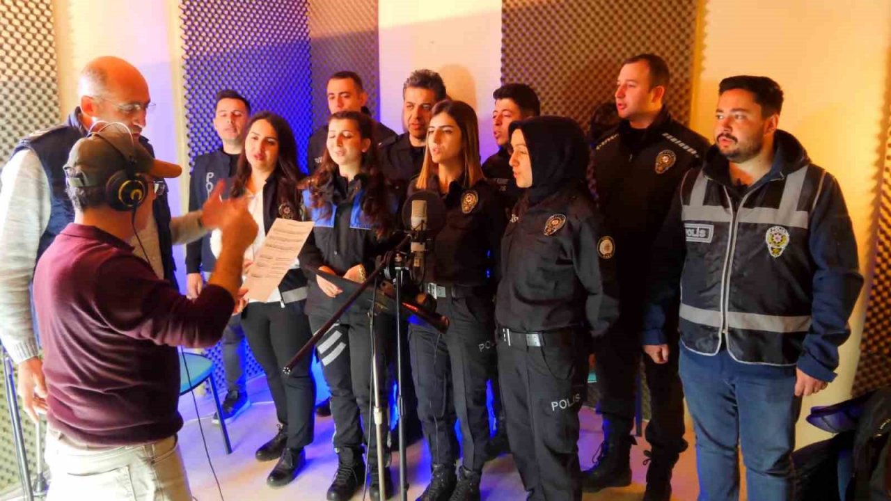 Hem çalıp hem söylediler, polis haftasını kutladılar