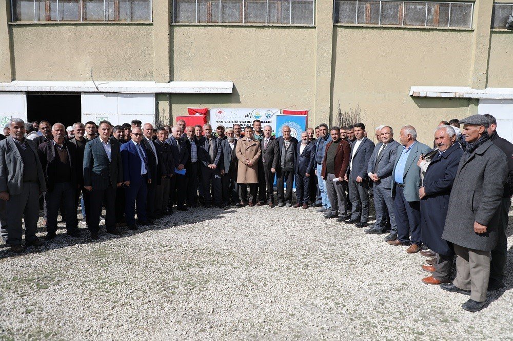 Erciş’te yetiştiricilere 25 bin meyve fidanı dağıtıldı