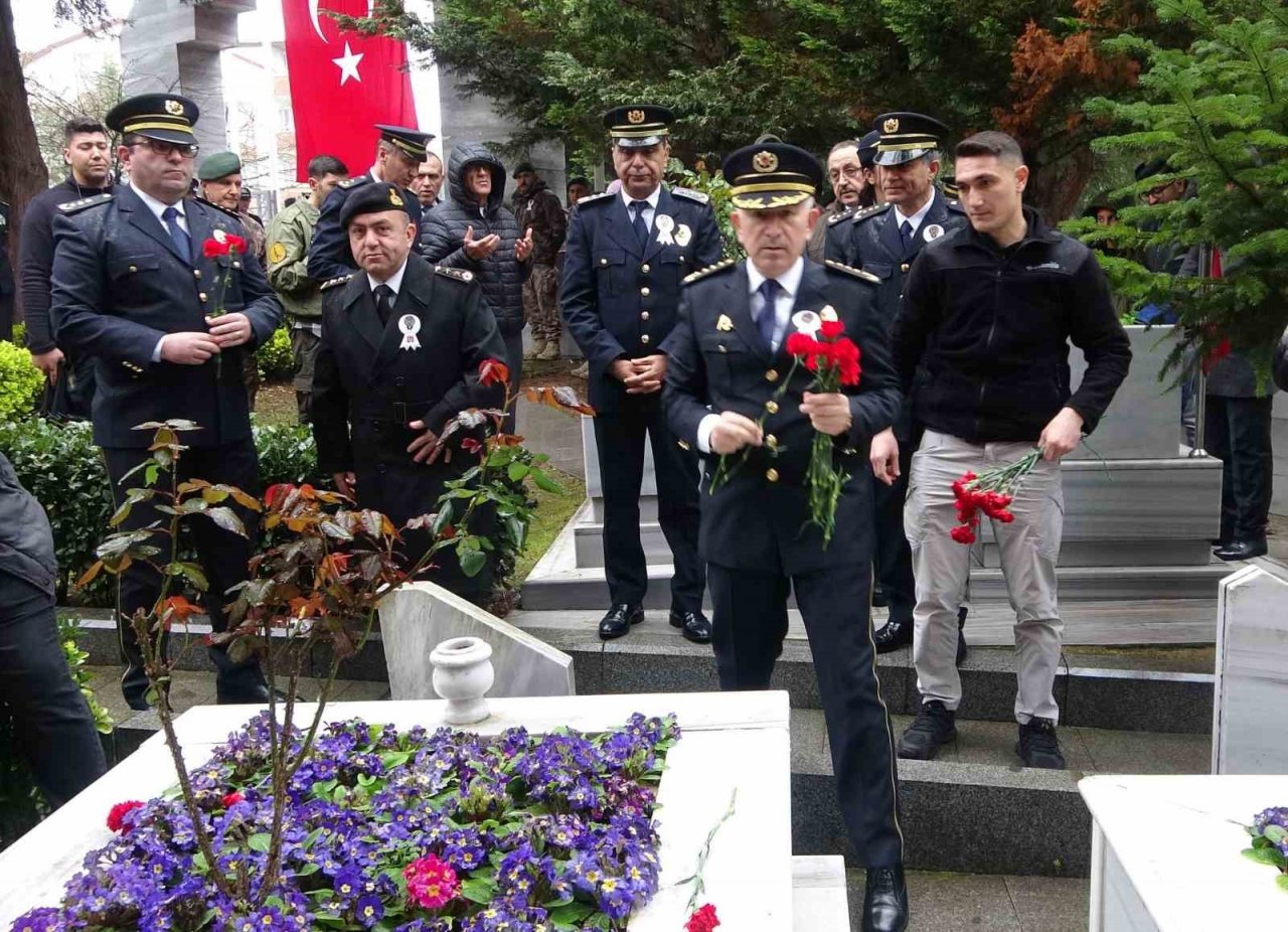 Polis haftasında şehitler de unutulmadı, emniyet müdürü tek tek mezarlarına karanfil bıraktı