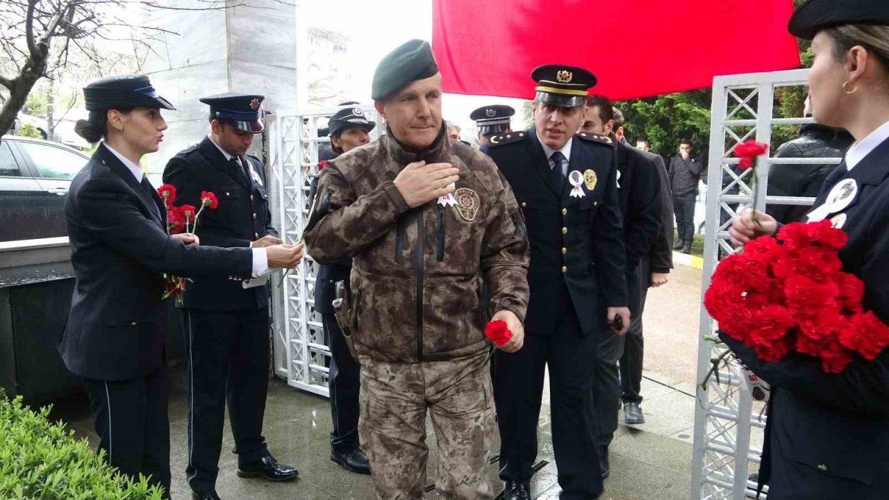 Polis haftasında şehitler de unutulmadı, emniyet müdürü tek tek mezarlarına karanfil bıraktı