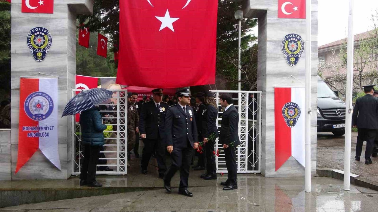 Polis haftasında şehitler de unutulmadı, emniyet müdürü tek tek mezarlarına karanfil bıraktı