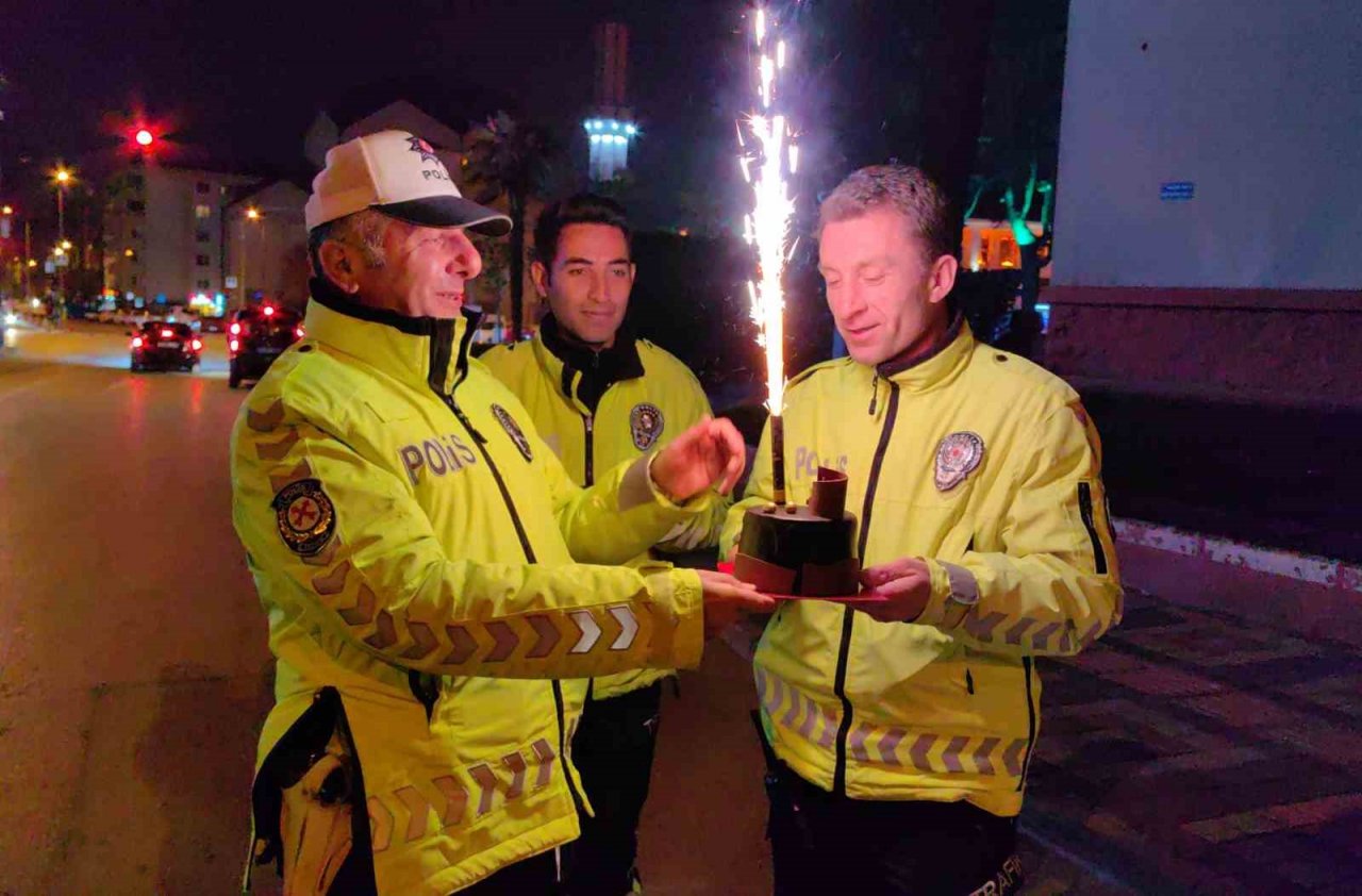 Uygulama yapan polis ekiplerine pastalı sürpriz