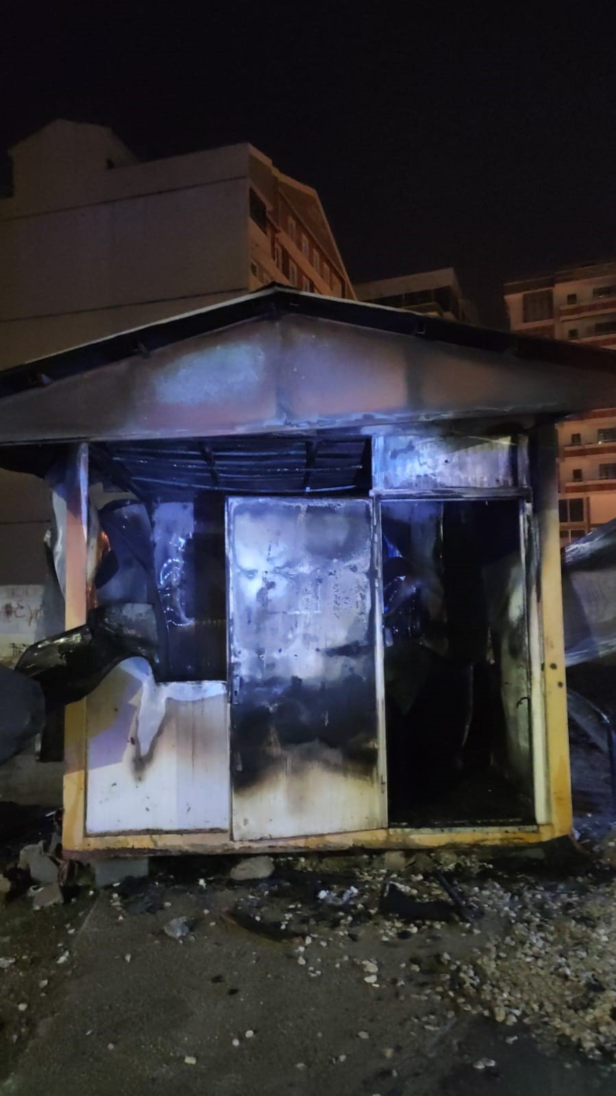 Otopark kulübesi alev alev yandı: 4 araç hasar gördü