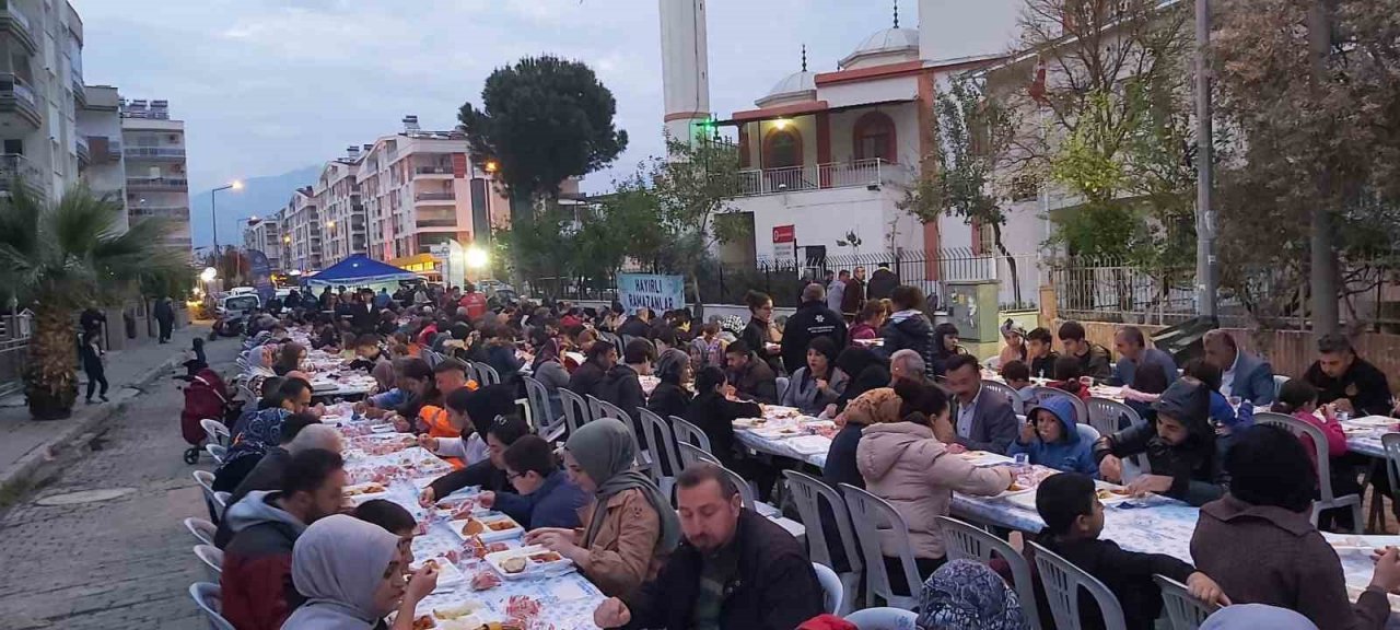 Vatandaşlar, Büyükşehir’in iftar sofralarında bir araya gelmeye devam ediyor
