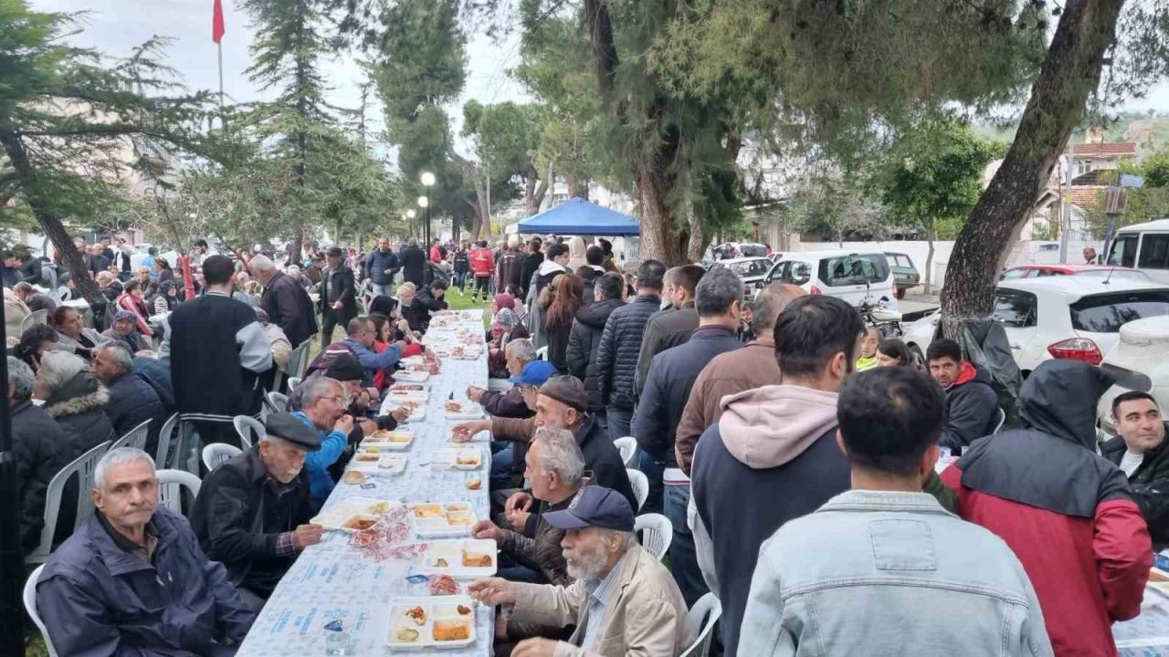 Vatandaşlar, Büyükşehir’in iftar sofralarında bir araya gelmeye devam ediyor
