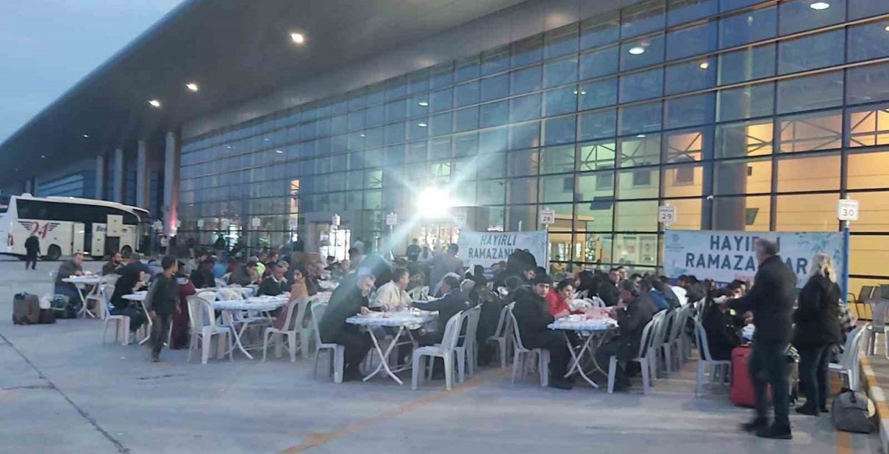 Vatandaşlar, Büyükşehir’in iftar sofralarında bir araya gelmeye devam ediyor