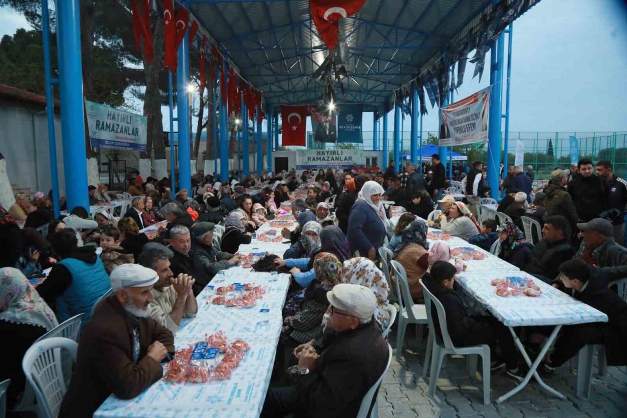 Vatandaşlar, Büyükşehir’in iftar sofralarında bir araya gelmeye devam ediyor