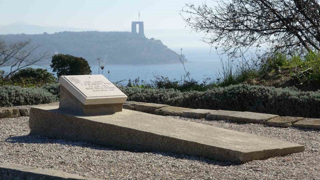 ‘Türk dostu’ İngiliz subay mezarı Şehitler Abidesi’ni selamlıyor