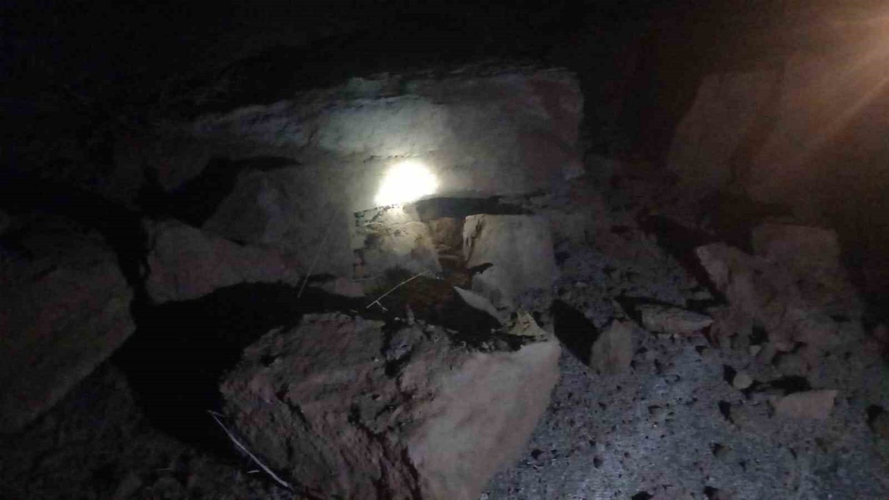 Kaya parçaları karayoluna düştü