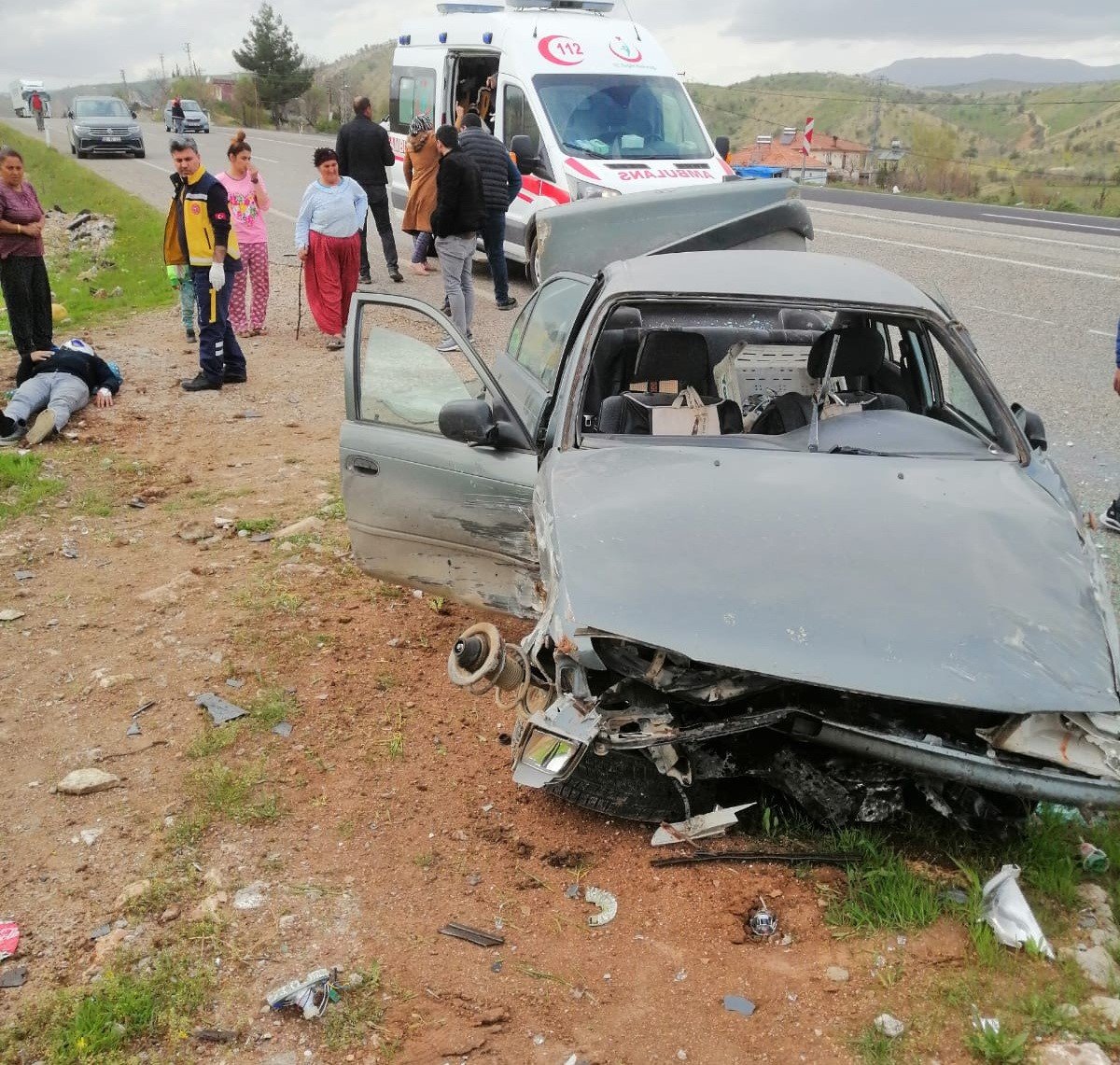 Otomobil şarampole devrildi: 4 Yaralı