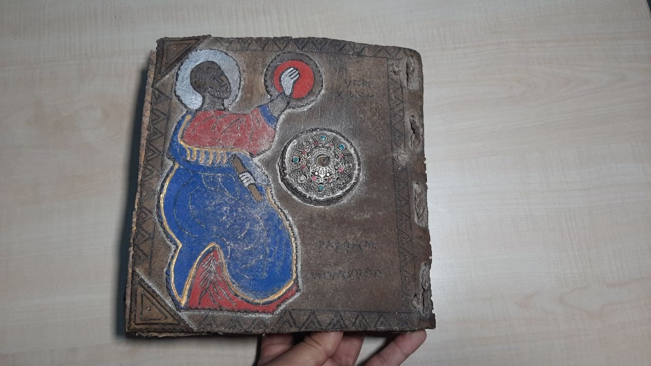 Enkazdan tarihi eser süsü verilmiş sahte İncil çıktı