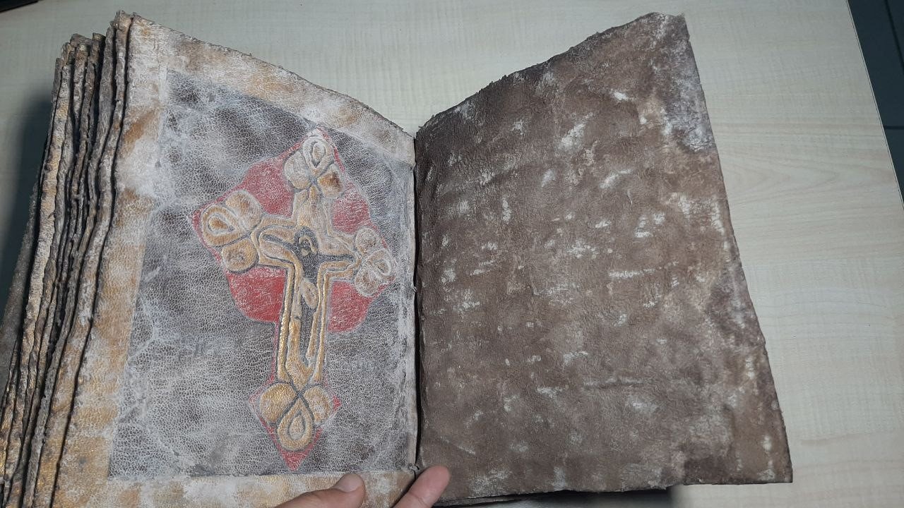Enkazdan tarihi eser süsü verilmiş sahte İncil çıktı