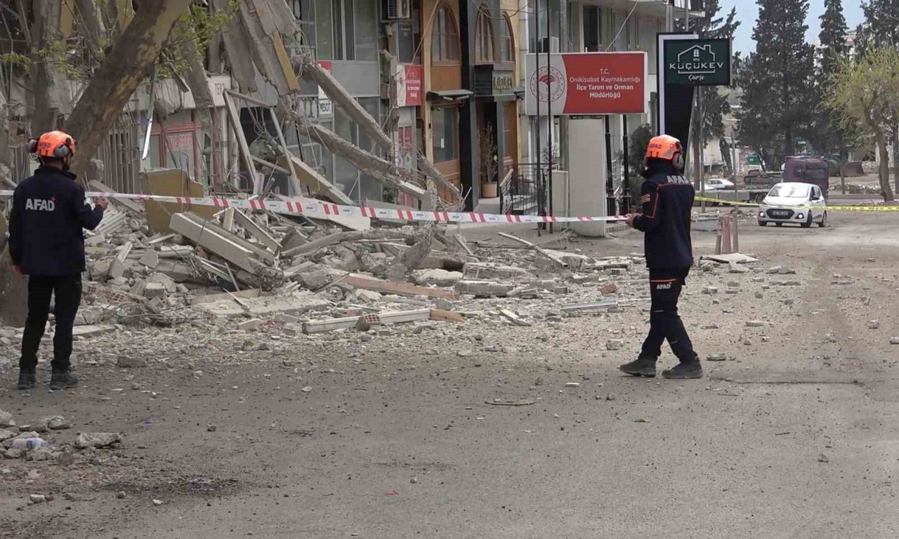 Ölüme ramak kala: 4 katlı bina çöktü, 3 kişi son anda kurtuldu