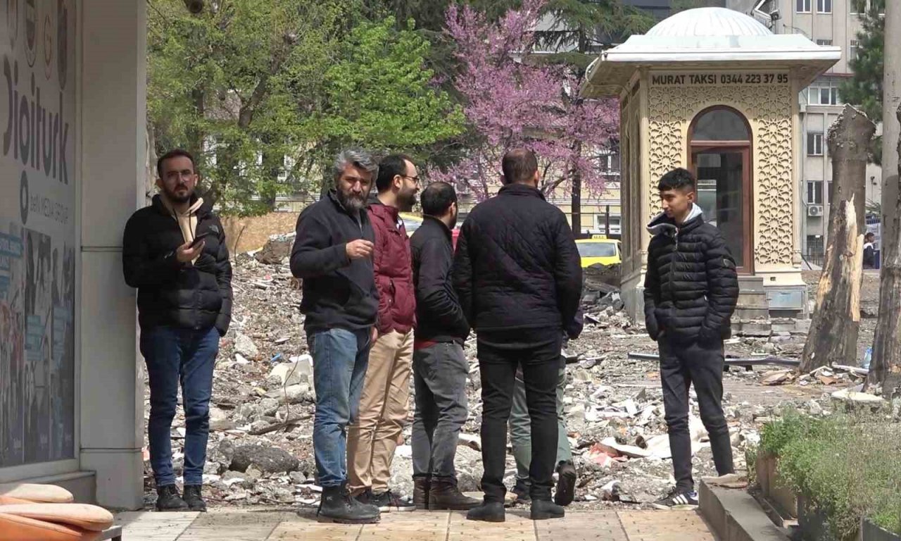 Ölüme ramak kala: 4 katlı bina çöktü, 3 kişi son anda kurtuldu