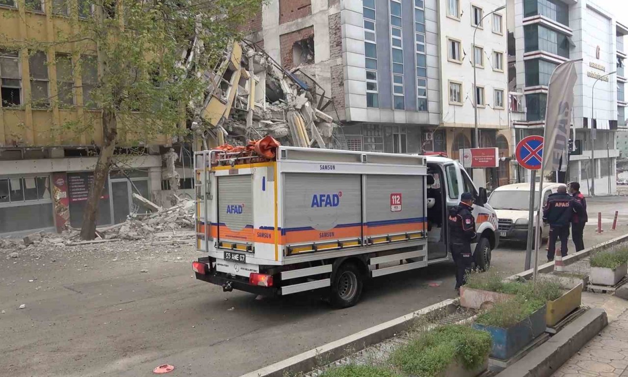 Ölüme ramak kala: 4 katlı bina çöktü, 3 kişi son anda kurtuldu