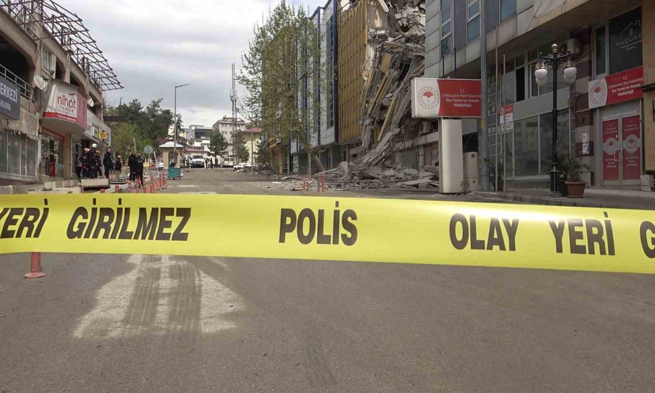 Ölüme ramak kala: 4 katlı bina çöktü, 3 kişi son anda kurtuldu