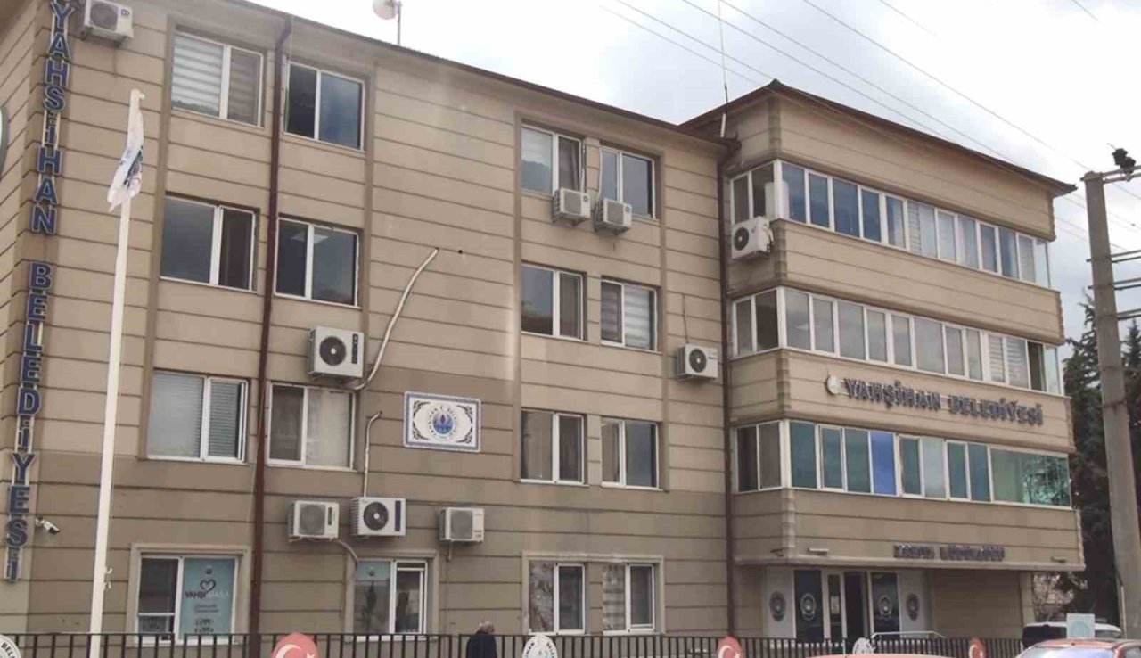 11 ili etkileyen depremlerin ardından harekete geçen belediye, "Afet İşleri Müdürlüğü" kurdu