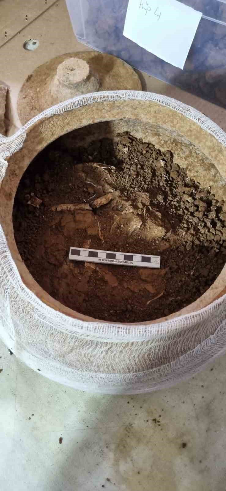 Temel kazısında bulunan lahidin içindeki küplerden insan kemikleri çıktı