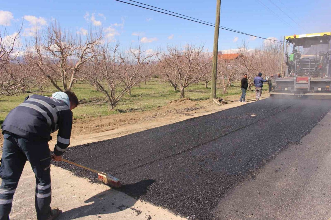 Elmalı’da sıcak asfalt çalışması