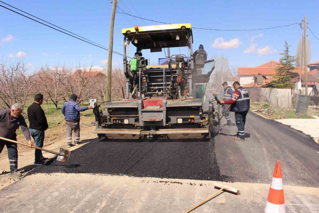 Elmalı’da sıcak asfalt çalışması